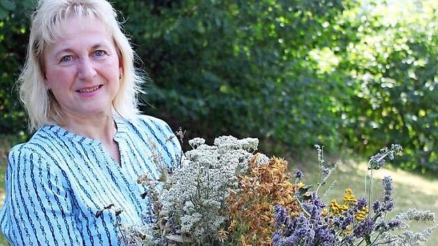 Christine Helmrich mit ihrem selbst gebundenen Wurzb&uuml;schelstrau&szlig; Alle Fotos: privat