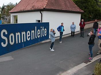 Genervt sind die Anwohner der Wirmsthaler Sonnenleite: Immer wieder kommen kleine und große Lieferungen an, die für das Sulzthaler Neubaugebiet gedacht sind. Selbst dass der Friedhof in Wirmsthal in der Sonnenleite 1 liegt, schreckt Fahrer nicht ab. Fotos: Ralf Ruppert