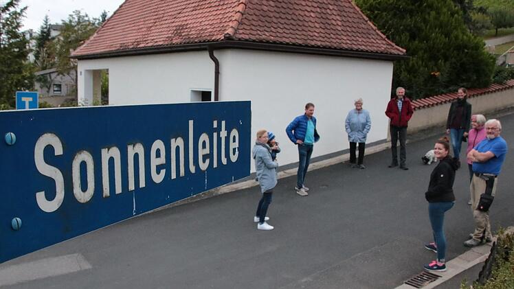 Genervt sind die Anwohner der Wirmsthaler Sonnenleite: Immer wieder kommen kleine und große Lieferungen an, die für das Sulzthaler Neubaugebiet gedacht sind. Selbst dass der Friedhof in Wirmsthal in der Sonnenleite 1 liegt, schreckt Fahrer nicht ab. Fotos: Ralf Ruppert