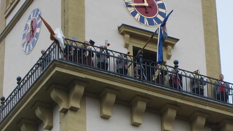 Sonst nur an Weihnachten und an Neujahr stiegen die Langendorfer Musiker diesmal auch zum "Anblasen" der 1250-Jahrfeier auf den Kirchturm.  Foto: Winfried Ehling