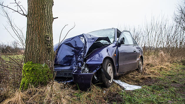 Auto kollidiert im Kreis Coburg mit Baum