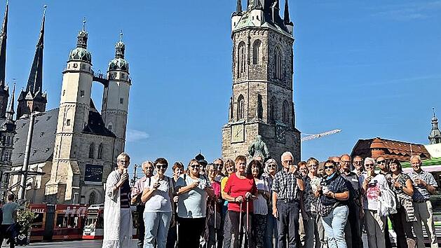 Die F&ouml;lschnitzer vor dem Roten Turm und der Marktkirche in Halle