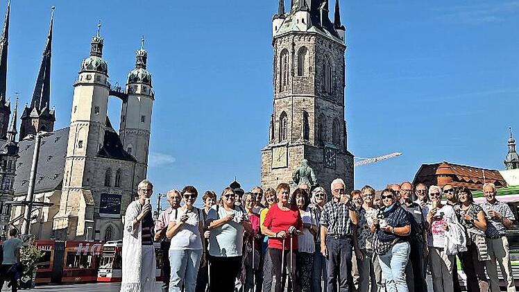 Die F&ouml;lschnitzer vor dem Roten Turm und der Marktkirche in Halle