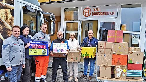 Drei ehrenamtliche Helfer der Johanniter &uuml;bergaben 50 gro&szlig;e Spendenpakete an Tafelvorsitzenden Herbert Mayer, Erika Dauer und Dieter Geyer vom Tafelvorstand.