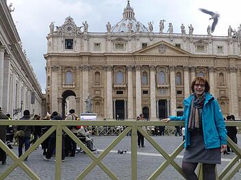 Birgit Pottler-Calabria vor dem Petersdom. Sie ist dem Papst als Vertreterin des Radio Vatikan öfters begegnet und war auch gestern bei der Audienz dabei. Als junger Theologe erlebte Joseph Ratzinger im Petersdom das II. Vatikanische Konzil. Am Aschermittwoch 2013 feierte er hier den letzten öffentlichen Gottesdienst. Foto: p