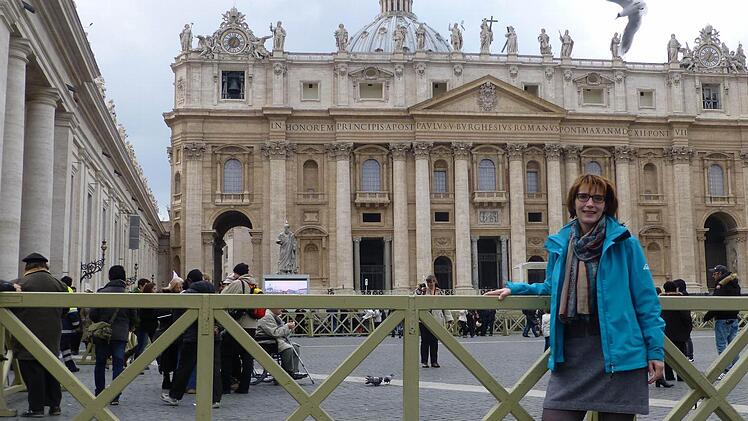 Birgit Pottler-Calabria vor dem Petersdom. Sie ist dem Papst als Vertreterin des Radio Vatikan öfters begegnet und war auch gestern bei der Audienz dabei. Als junger Theologe erlebte Joseph Ratzinger im Petersdom das II. Vatikanische Konzil. Am Aschermittwoch 2013 feierte er hier den letzten öffentlichen Gottesdienst. Foto: p
