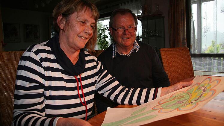 Gabriele Titze begutachtet den Entwurf ihres Mannes.