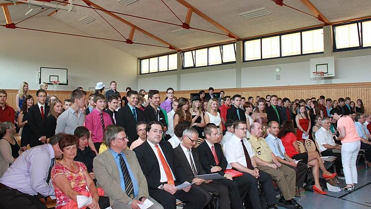 Fedstgäste und -halle sowie die 111 Entlassschüler.