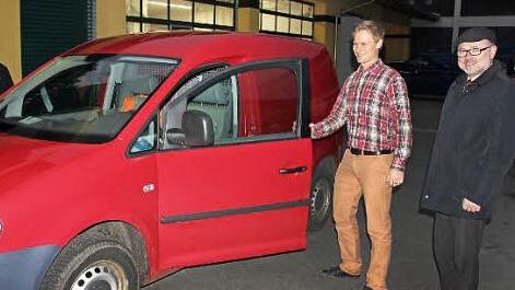 Schlüsselübergabe: Der neue Bauhofleiter Christian Raehse (links) besteigt das Fahrzeug seines Vorgängers Werner Grell nach der Schlüsselübergabe durch Bürgermeister Robert Herrmann. Fotos: Ralf Kestel