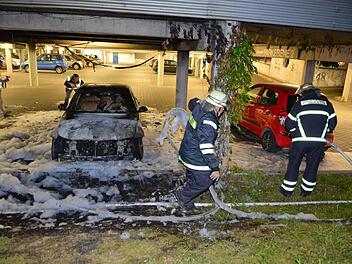 Im Juli des vergangenen Jahres ist ein BMW im P+R-Parkhaus am Heinrichsdamm in Flammen aufgegangen. Wie sich herausstellte, hat ein 24-Jähriger sein Fahrzeug angezündet, um die Versicherung zu betrügen. Er wurde am Mittwoch zu einer Bewährungsstrafe verurteilt.  Foto: Ronald Rinklef (Archiv)