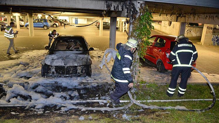 Im Juli des vergangenen Jahres ist ein BMW im P+R-Parkhaus am Heinrichsdamm in Flammen aufgegangen. Wie sich herausstellte, hat ein 24-Jähriger sein Fahrzeug angezündet, um die Versicherung zu betrügen. Er wurde am Mittwoch zu einer Bewährungsstrafe verurteilt.  Foto: Ronald Rinklef (Archiv)