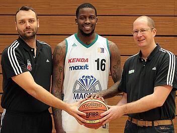 Sam Muldrow, hier begrüßt von Trainer Ivan Pavic (l.) und Teammanager Jörg Mausolf (r.), präsentiert sich im Heimspiel gegen Vechta erstmals den Baunacher Fans. Foto: sportpress