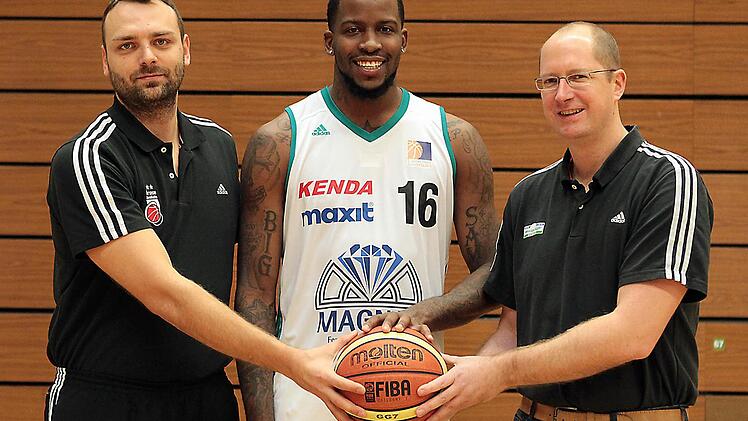 Sam Muldrow, hier begrüßt von Trainer Ivan Pavic (l.) und Teammanager Jörg Mausolf (r.), präsentiert sich im Heimspiel gegen Vechta erstmals den Baunacher Fans. Foto: sportpress