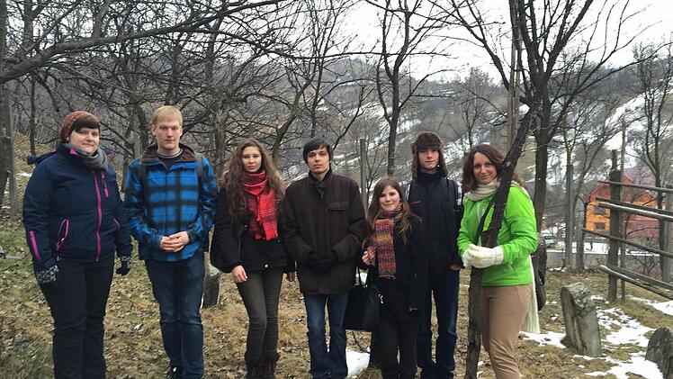Die deutsche Gruppe auf dem jüdischen Friedhof in Botiza (von links): Alxandra Weber, Jonas Glöckner, Alexandra Trawe, Marius Werner, Anna-Lena Hahn, Janik Scholz und Katrin Hiernickel.  Foto: Sabine Weinbeer