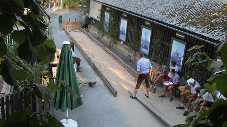 Auch von der Tanzlinde aus bietet sich den Besuchern der Lindenkerwa ein schöner Blick auf die Sandkegelbahn.