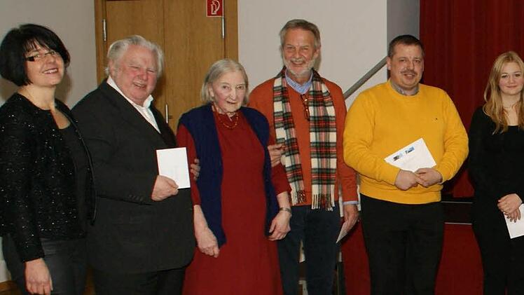 Der Erlös aus dem Adventsfenster wurde verteilt an (von links): Pfarrgemeinderatsvorsitzende Sigrid Schuhmann, Pfarrer Ottmar Pottler, Pfarrhaushälterin Maria Müller, Walter Bauer (Bolivienhilfe), Kirchenpfleger Thomas Pflaum, die Vertreterinnen der Ministrantengruppe, Andrea Schumann, Bianka Däumer und Karin Kraus von der TI sowie Matthias Schumann.