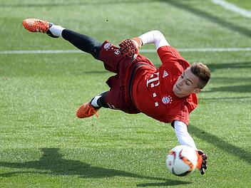 Vor Kurzem noch weitgehend unbekannt, stand Nachwuchs-Keeper Christian Früchtl (15) während des Trainingslagers des FC Bayern plötzlich im Mittelpunkt. Foto: Andreas Gebert/dpa
