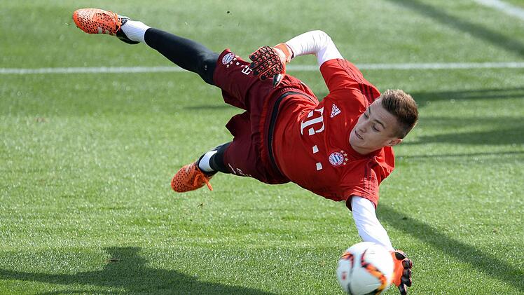 Vor Kurzem noch weitgehend unbekannt, stand Nachwuchs-Keeper Christian Früchtl (15) während des Trainingslagers des FC Bayern plötzlich im Mittelpunkt. Foto: Andreas Gebert/dpa