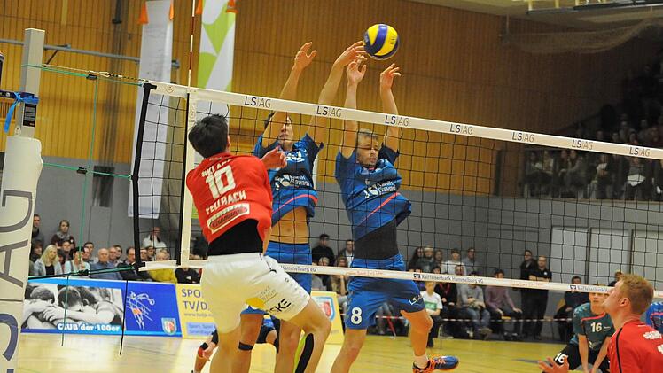 1:3 gegen den Tabellenführer verloren, aber wieder viele Sympathie-Punkte gewonnen haben Hammelburgs Volleyballer (blaue Trikots). Foto: Hopf