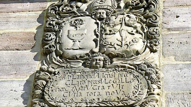 Viel mehr als nur ein Wappen: Über einem Portal des Langheimer Amtshofs findet sich ein so genanntes Chronogramm, ein Bilderrätsel, das die Menschen der damaligen Zeit zu entschlüsseln wussten. Foto: Erich Olbrich