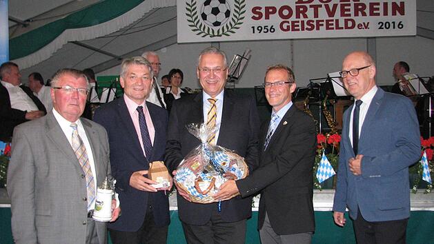 Mit heimischen Spezialit&auml;ten bedankte sich die Strullendorfer CSU bei Joachim Herrmann (Mitte): Manfred Kestler (Ehrenvorsitzender von Orts-CSU und Sportverein), MdL Heinrich Rudrof, B&uuml;rgermeister Wolfgang Desel und CSU-Ortsvorsitzender Georg Dresel Foto: Werner Baier