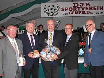 Mit heimischen Spezialitäten bedankte sich die Strullendorfer CSU bei Joachim Herrmann (Mitte): Manfred Kestler (Ehrenvorsitzender von Orts-CSU und Sportverein), MdL Heinrich Rudrof, Bürgermeister Wolfgang Desel und CSU-Ortsvorsitzender Georg Dresel Foto: Werner Baier