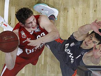 Patrick Heckmann (mit Ball) geht mit großer Entschlossenheit gegen Vladimir Lucic zum Korb und erzielt zwei seiner elf Punkte. Fotos: Daniel Löb