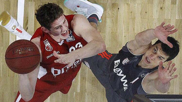 Patrick Heckmann (mit Ball) geht mit großer Entschlossenheit gegen Vladimir Lucic zum Korb und erzielt zwei seiner elf Punkte. Fotos: Daniel Löb