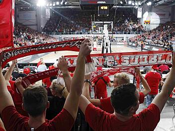 Der Aufsichtsratsvorsitzende hat eine Vision: Zusammen mit den Fans und den Sponsoren aus dem Gro&szlig;raum N&uuml;rnberg will er Bayern M&uuml;nchen Paroli bieten. Doch was halten die Bamberger Fans von der Idee? Foto: Daniel L&ouml;b/Archiv