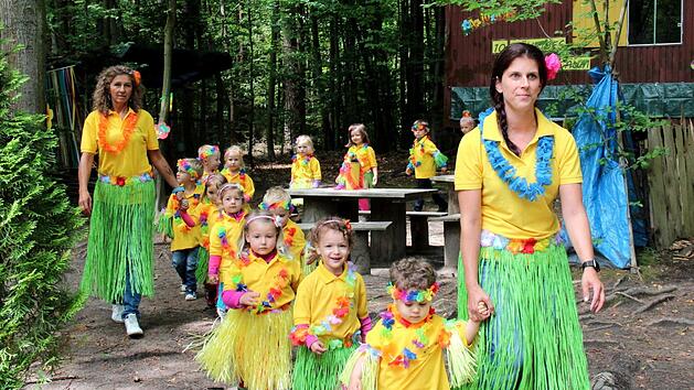 Zum Zum Sommerfest brachten die Erzieherinnen und die Kinder S&uuml;dsee-Flair nach Franken. Foto: Johanna Blum