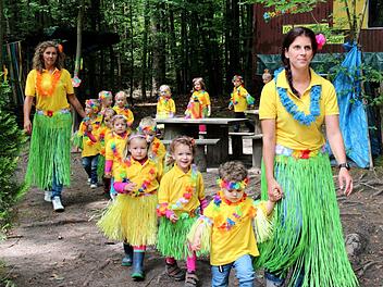 Zum Zum Sommerfest brachten die Erzieherinnen und die Kinder Südsee-Flair nach Franken. Foto: Johanna Blum