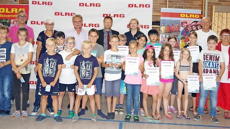 Ein Teil der "Sicheren Schwimmer" mit den Verantwortlichen sowie Bürgermeister Wolfgang Beiergrößlein (hinten, Dritter von links)