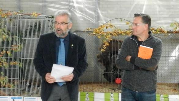 Bei der Eröffnung: links der Vorsitzende Johannes Weiß, rechts  Bürgermeister Karsten Fischkal   Foto: Johanna Blum