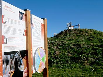 Die Aussichtsplattform "Binsrain" am Brennerweg ist kein geeignetes Übungsziel für Radfahrkünste. Foto: Gerd Schaar