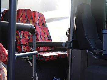 Linienbus kommt im Kreis Erlangen-H&ouml;chstadt von glatter Stra&szlig;e ab