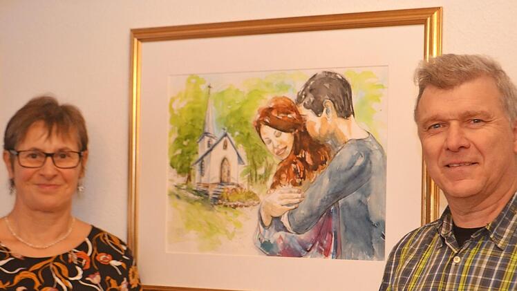 Die Künstlerin Gertrud Gerlach präsentiert dem Ramsthaler Bürgermeister Alfred Gündling das in Aquarelltechnik gemalte Bild im Trauzimmer, welches ein Liebespaar vor der Ramsthaler Marienkapelle darstellt. Foto: Andreas Lomb