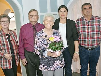 Glückwünsche zur Diamantenen Hochzeit: (von links) Gabriele Spindler (Tochter), das Jubelpaar Hans und Helene Fili, Zweite Bürgermeisterin Angela Hofmann, Hubert Spindler (Schwiegersohn).  Foto: K.-H. Hofmann