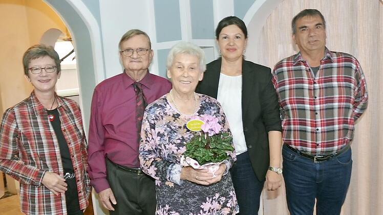Glückwünsche zur Diamantenen Hochzeit: (von links) Gabriele Spindler (Tochter), das Jubelpaar Hans und Helene Fili, Zweite Bürgermeisterin Angela Hofmann, Hubert Spindler (Schwiegersohn).  Foto: K.-H. Hofmann