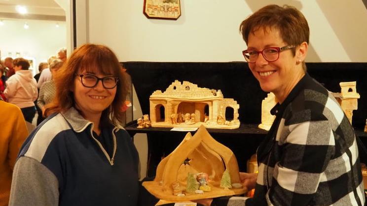 Schulleiterin Heike Hammon (rechts) mit ihrer Kollegin Beate Gößwein mit einer Weihnachtskrippe aus den Krippenbau-Kurs für Kinder in der Sassanfahrter Schule