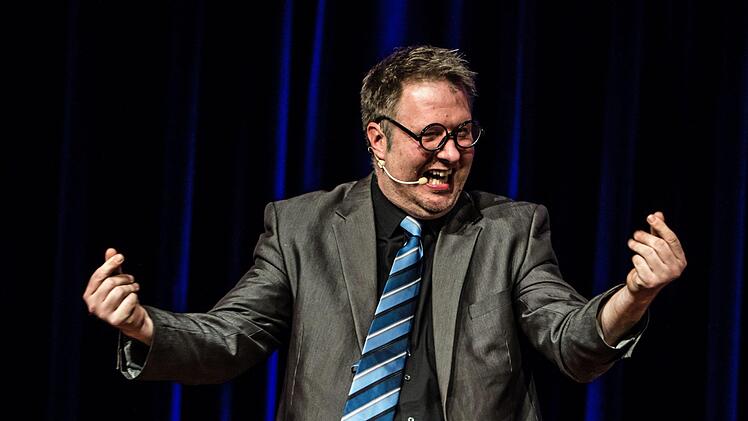 Heftigen Applaus verdiente sich das Trio TBC beim Gastspiel im ausverkauften Coburger Kongresshaus Rosengarten mit seinem satirischen Jahresrückblick.Foto: Jochen Berger