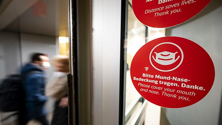 auch wenn es in Bussen und Bahnen immer hektisch zugeht: Auch hier wird jetzt kontrolliert. Nur: Was passiert, wenn einen nur Bus oder Bahn zur Teststation bringen können? Foto: Fabian Sommer, dpa