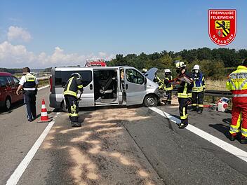 Am Sonntagnachmittag fuhr ein Van auf der A3 bei H&ouml;chstadt in eine Leitplanke