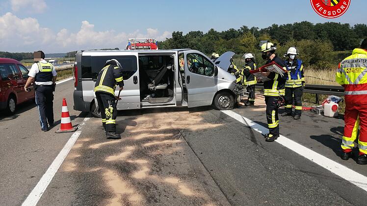 Am Sonntagnachmittag fuhr ein Van auf der A3 bei H&ouml;chstadt in eine Leitplanke