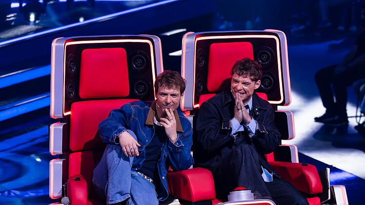 Alles begann mit einem YouTube-Video. Heute sind Roman (links) und Heiko Lochmann erfolgreiche S&auml;nger. Bis 2019 waren die Br&uuml;der vor allem unter dem Namen "Die Lochis" bekannt, seit 2021 machen sie als "HE/RO" gemeinsam Musik.