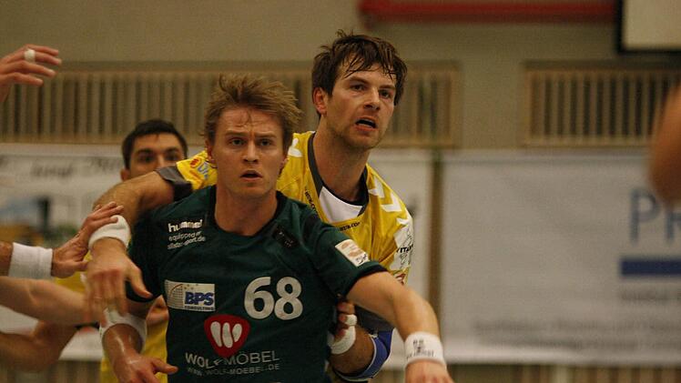 Tomas Riha bleibt hier hinter seinem Rimparer Gegner als Abwehrspieler.