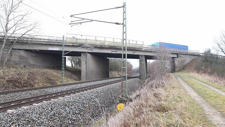 Die B173 führt bei Redwitz über die Bahnlinie Lichtenfels-Kronach. Fotos: Tim Birkner