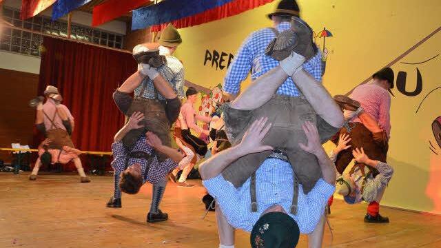 In Krachledernen marschierte das Männerballett auf.