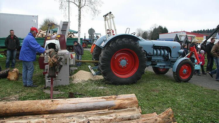 Auch Praktisches hatte der Georgimarkt zu bieten: Andreas Vogler von den Traktorfreunden Reichenbach zeigte, wie einfach es heutzutage ist, Brennholz zu machen.