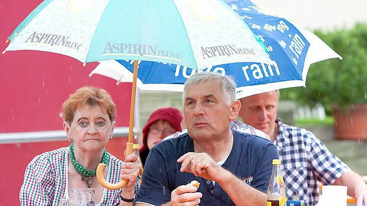 Schon beim Festkommers am Freitag hieß es in Lahm: Da muss man wetterfest sein! Foto: Albert Höchstädter