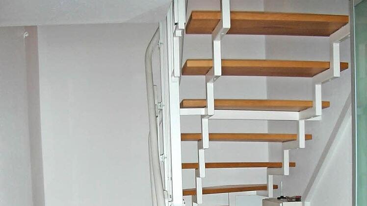Mit einer dezenten Laufschiene wird die Wendeltreppe zum Rolli-Lift.